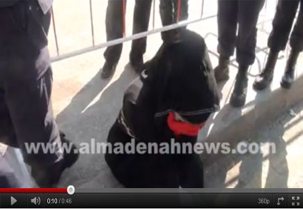 شرطة نسائية تمنع مواطنة من البكاء على الأردن ( فيديو ) 