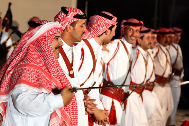فرقة معان للفنون الشعبية.. عبق فلكلوري في "مهرجان الفحيص"! فرقة معان للفنون الشعبية.. عبق فلكلوري في "مهرجان الفحيص"!