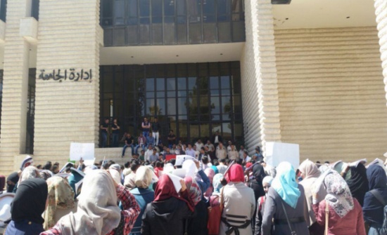 بالصور: ﻭﻗﻔﺔ ﻟﻄﻠﺒﺔ ﺍﻟﺠﺎمعة الأﺭﺩﻧﻴﺔ ﺍﺣﺘﺠﺎﺟﺎً ﻋﻠﻰ ﺭﻓﻊ ﺍﻟﺮﺳﻮﻡ ﺍﻟﺠﺎﻣﻌية