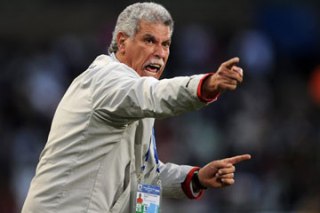 لعيون الزمالك.. شحاته يتنازل عن نصف راتبه! لعيون الزمالك.. شحاته يتنازل عن نصف راتبه!