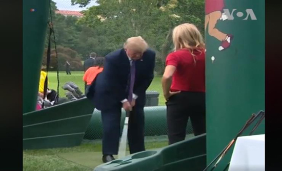 بالفيديو : الرئيس الأمريكي يلعب جولف مع الأطفال