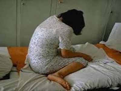 موريتاني يساعد صديقه على اغتصاب زوجته موريتاني يساعد صديقه على اغتصاب زوجته