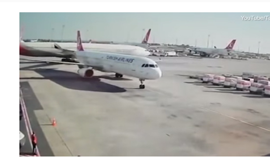 بالفيديو: مشهد غريب لحادث تصادم طائرتين في تركيا