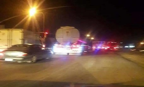 محتجون يغلقون الطريق الصحراوي