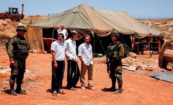 مستوطنون يهاجمون منازل بالضفة وتوتر بسجن النقب .. بالفيديو