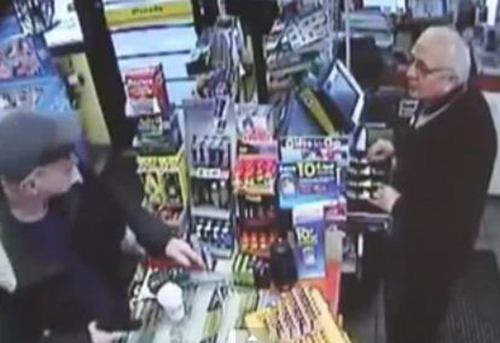 شاهد..عجوز مسلح يسرق محل ويفر هاربا