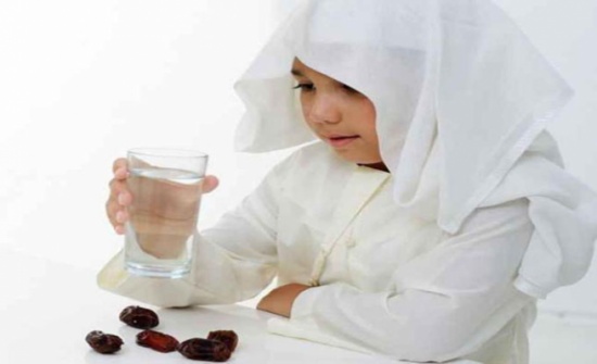 كيف تدربين طفلك على الصيام.... ومتى؟ كيف تدربين طفلك على الصيام.... ومتى؟