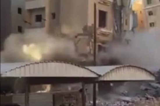 شاهد.. خطأ في هدم عمارة بالكويت يكاد يسبب كارثة