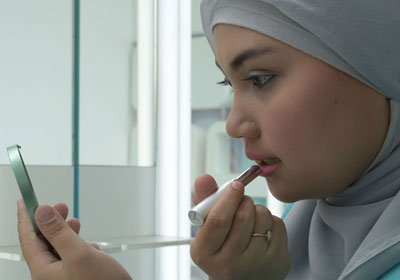 عودة فتاة إندونيسية لأسرتها بعد أن فرقهما " تسونامي " 10 سنوات عودة فتاة إندونيسية لأسرتها بعد أن فرقهما " تسونامي " 10 سنوات
