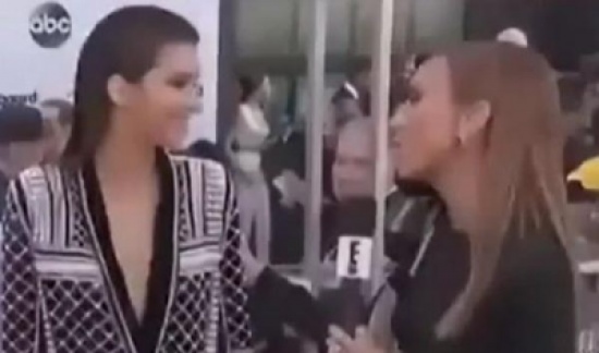 فيديو: موقف مُحرج على الهواء لمذيعة بسبب قبلة