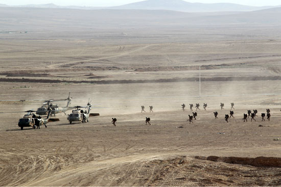 القوات المشاركة تتابع تنفيذ فعاليات تمرين الأسد المتأهب2016