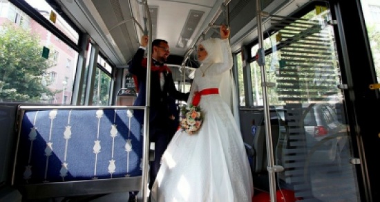 بعد أن تعرفا فيها لأول مرة.. تركيان يقرران عقد قرانهما في حافلة نقل عام