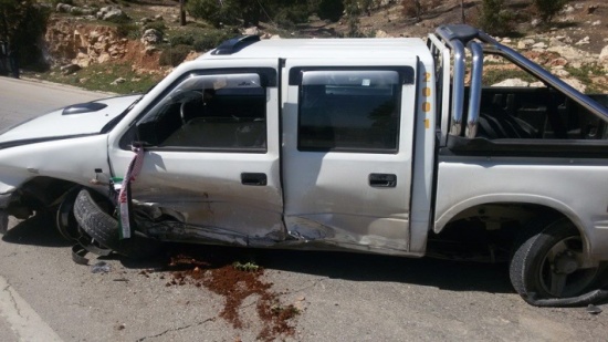 بالصور : حادث في جرش بسبب التجاوز الخاطئ ... واصابة السائقين