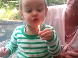 طفلة غير قادرة على إطفاء شمعة !