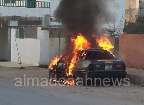 شبان يحرقون سيارة بالبنزين في الرمثا ( صور وفيديو ) شبان يحرقون سيارة بالبنزين في الرمثا ( صور وفيديو )