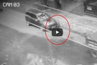 لقطات مخيفة لـ«عفريت» يسير على الطريق