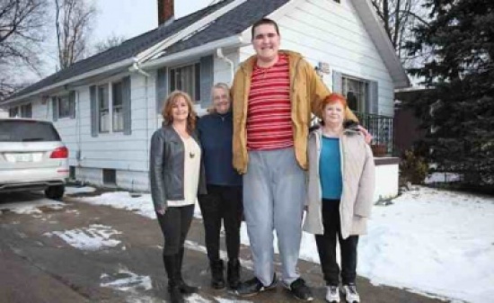 أمريكي في طريقه لتجاوز أطول رجل في العالم