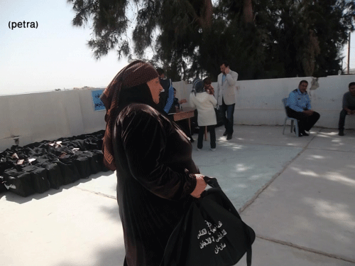 مجلس الكنائس يوزع 613 طردا على اللاجئين السوريين في جرش