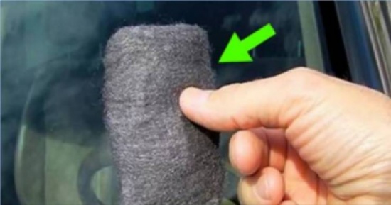 فيديو| أستعمل "الليفة" على زجاج السيارة الأمامي.. شاهد النتيجة المذهلة!