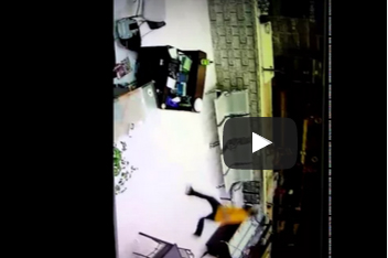 شاهد.. شاب يسرق مطعم أمام العمال