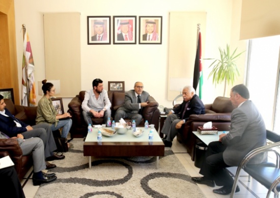 الامانة تطبع (الأردن ينتخب) على المعاملات