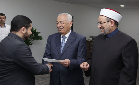 العيسوي يرعى حفل توزيع المكرمة الملكية لتزويج الأئمة والوعاظ العيسوي يرعى حفل توزيع المكرمة الملكية لتزويج الأئمة والوعاظ