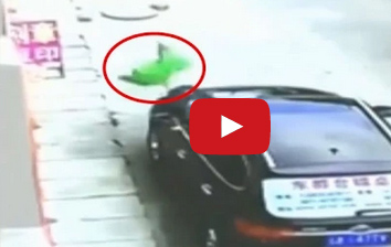 شاهد.. طفل ينجو من الموت بعد سقوطه من الدور الثالث