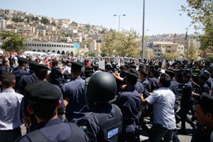 الساكت و ابو رمان و المجالي في مقر نقابة الصحفيين حول تقرير احداث الجمعة الساكت و ابو رمان و المجالي في مقر نقابة الصحفيين حول تقرير احداث الجمعة