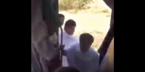 بالفيديو.. سائق يضرب معتمرين ... والشرطة تلقي القبض عليه بالفيديو.. سائق يضرب معتمرين ... والشرطة تلقي القبض عليه