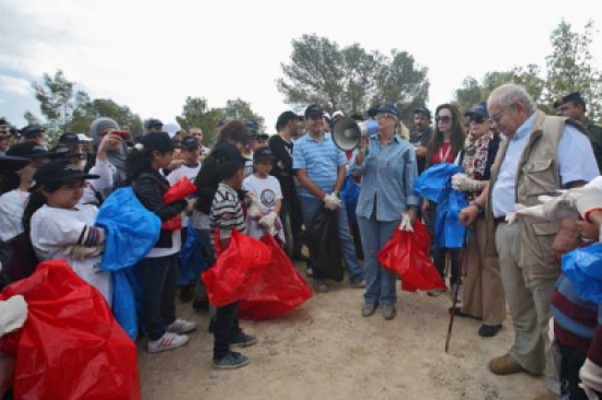 السفارة السويدية تطلق حملة نظافة الغابة الاسكندينافية
