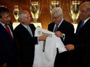 نكاية ببيريز وأوباما .. الرئيس الفلسطيني يزور ناديي ريال مدريد وبرشلونة!