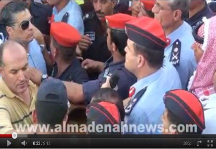 حسين بن هزاع يخطب بالمحتشدين قبالة مديرية الأمن العام في " فزعة وطن " ( فيديو ) 