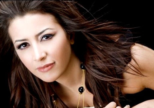 فيديو نادر لجنات من طفولتها وهي تغني ببراعة في برنامج للمواهب