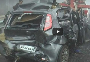 شاهد.. حادث مروع لانقلاب 30 سيارة على الطريق بالهند