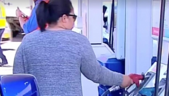 لبناني يوزّع النفط مجاناً في أستراليا... وهذا السبب