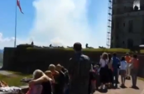 مدفع بارود ينفجر ليصيب جندي واقف أمامة