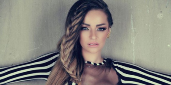 زين كرزون تمازحها توامها هيا بسبب عدم اتقانها للغة الانجليزية ... فيديو