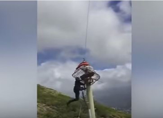 بالفيديو: لحظة سقوط رجل إطفاء بعد إنقاذ رجل