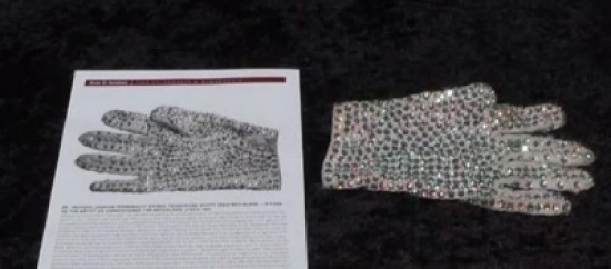 فيديو: بيع قفاز مرصع لـ مايكل جاكسون بأكثر من 50 ألف دولار فيديو: بيع قفاز مرصع لـ مايكل جاكسون بأكثر من 50 ألف دولار