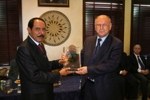 جامعة الزرقاء تكرم الدكتور سلطان أبو عرابي 