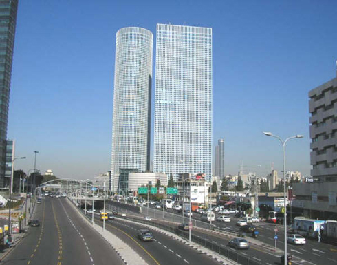 إذاعة الجيش : رجل أعمال سعودي يتجول بسيارته في تل أبيب