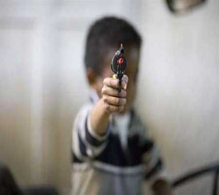 طفل في الرابعة يطلق النار على صديقه.. في رأسه طفل في الرابعة يطلق النار على صديقه.. في رأسه