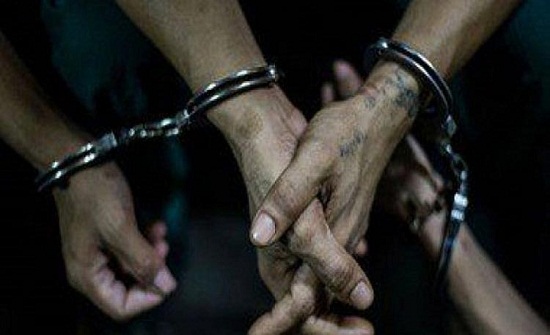 القبض على 3 اشخاص مارسو الرذيلة مع فتاة عربية القبض على 3 اشخاص مارسو الرذيلة مع فتاة عربية