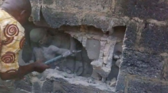 طفل يخرج حياً بعد 3 أيام من الاحتجاز داخل جدار أحد المنازل! طفل يخرج حياً بعد 3 أيام من الاحتجاز داخل جدار أحد المنازل!