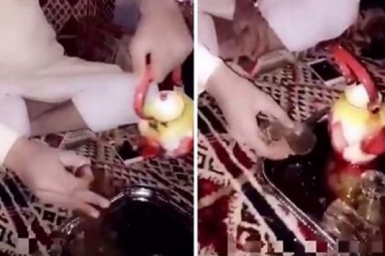 شاهد: شاب يصيب صديقه بالعين فينكسر كوب الشاي في يده!