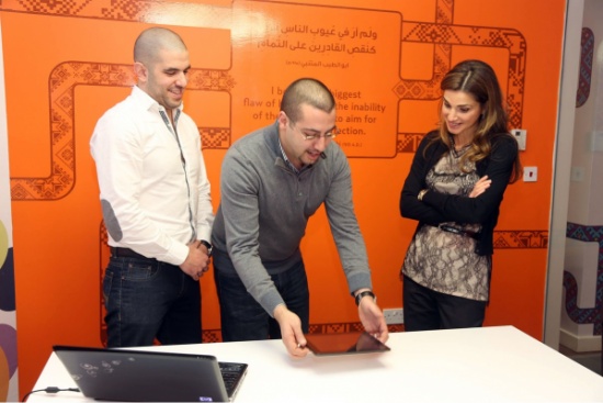 الملكة تطلع على مشروعات بمجال تكنولوجيا المعلومات