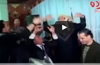 بالفيديو.. أم العريس تشعل فرح ابنها برقصة طريفة على الدي جي بالفيديو.. أم العريس تشعل فرح ابنها برقصة طريفة على الدي جي
