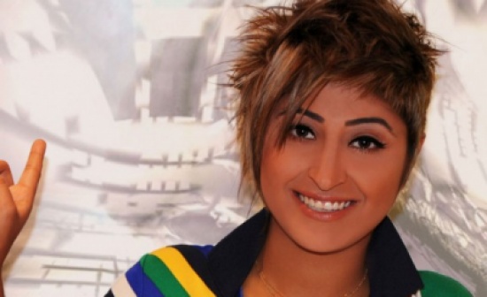 صورة : شجون الهاجري تُرضع خروفاً صورة : شجون الهاجري تُرضع خروفاً