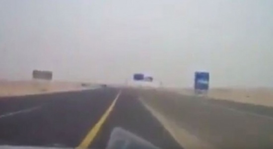 شاهد.. شاب متهور يقود في خط السير المعاكس بسرعة جنونية