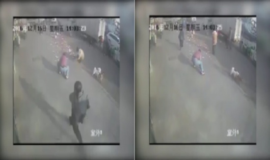 شاهد: تطايرت أمواله أمام البنك.. فماذا فعل المارة؟